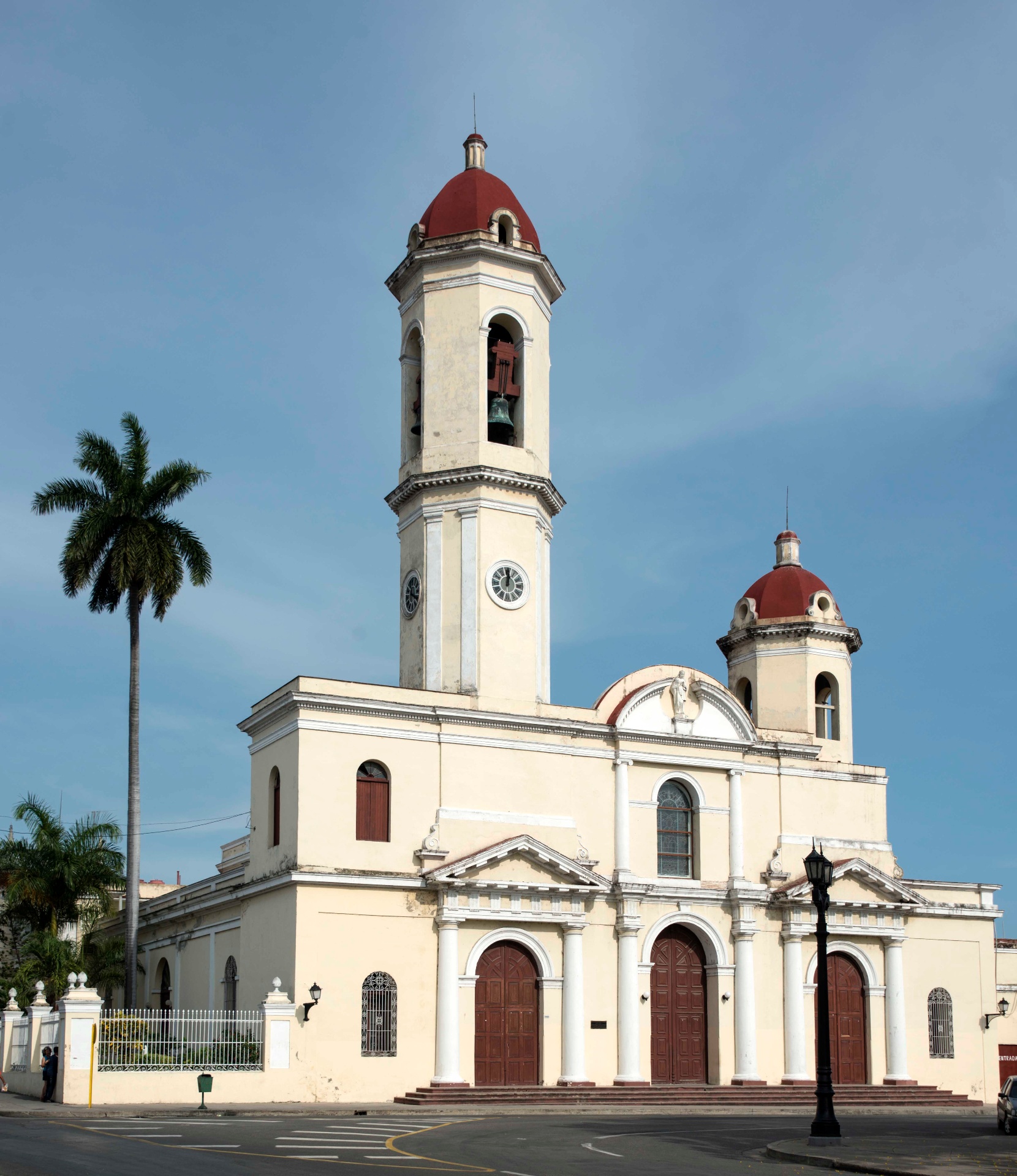Iglesia cubana con torre campanario y cúpulas