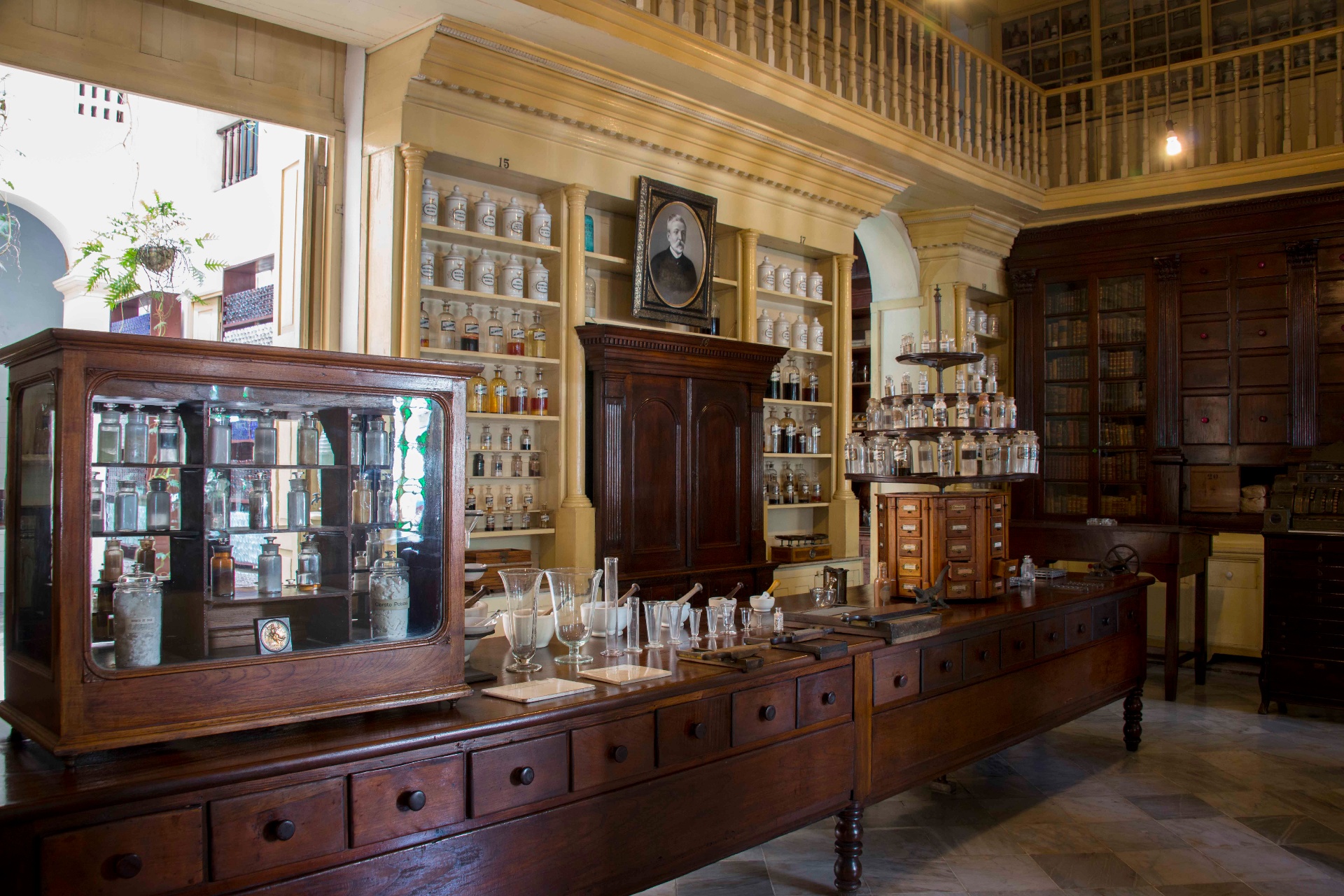 Botica histórica con frascos de porcelana y mobiliario de madera