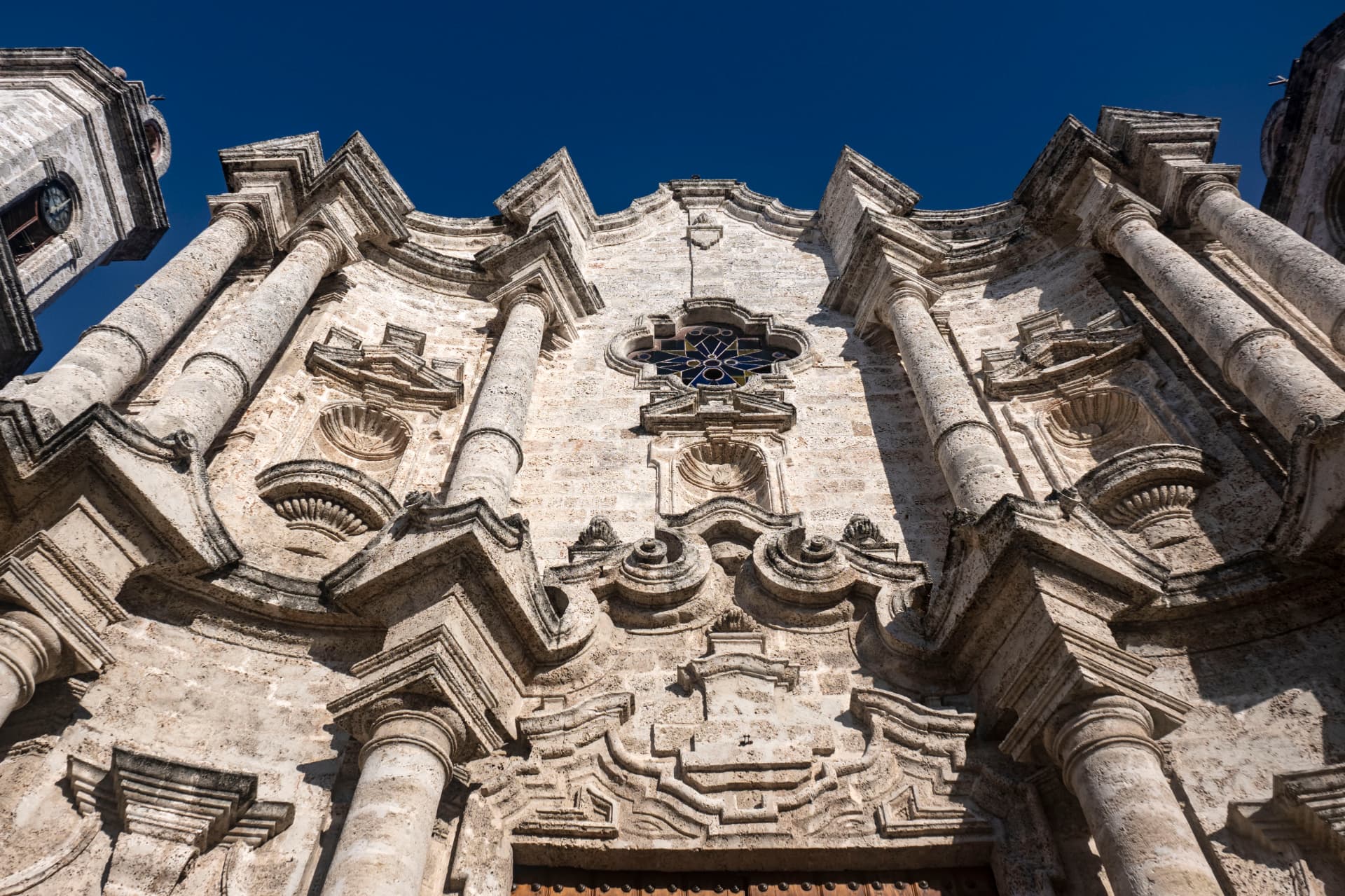 Fachada de la Catedral de La Habana en contrapicado