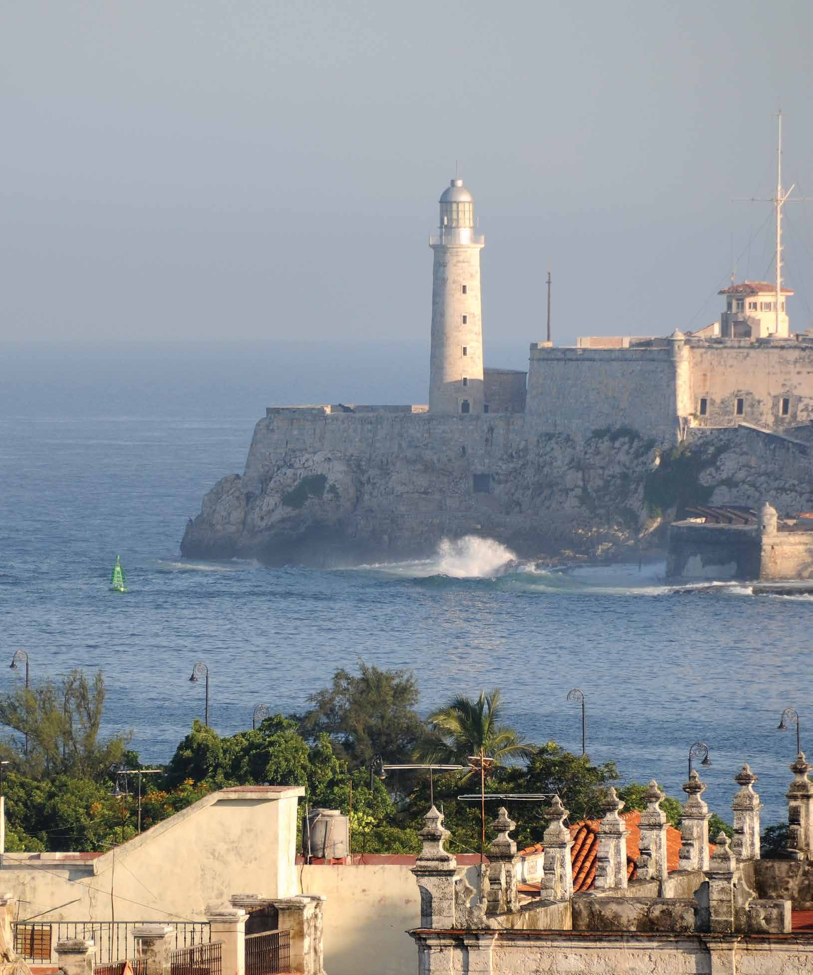 El Morro y el faro de La Habana sobre el mar