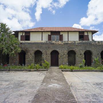 Antigua hacienda cafetalera con arcos de piedra y tejado de tejas