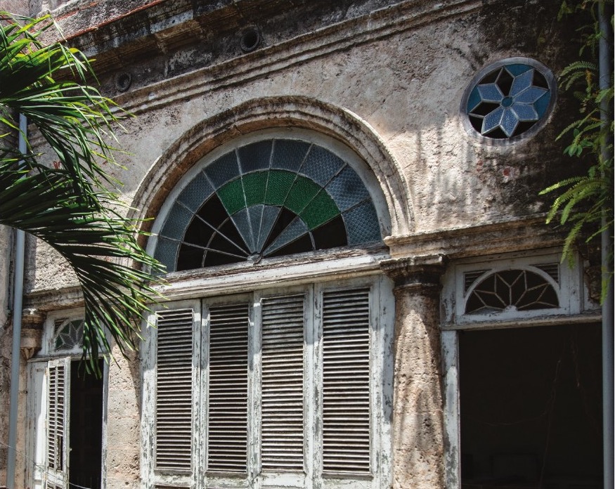 Ventana con persianas, medio punto de vitral y óculo en fachada interior