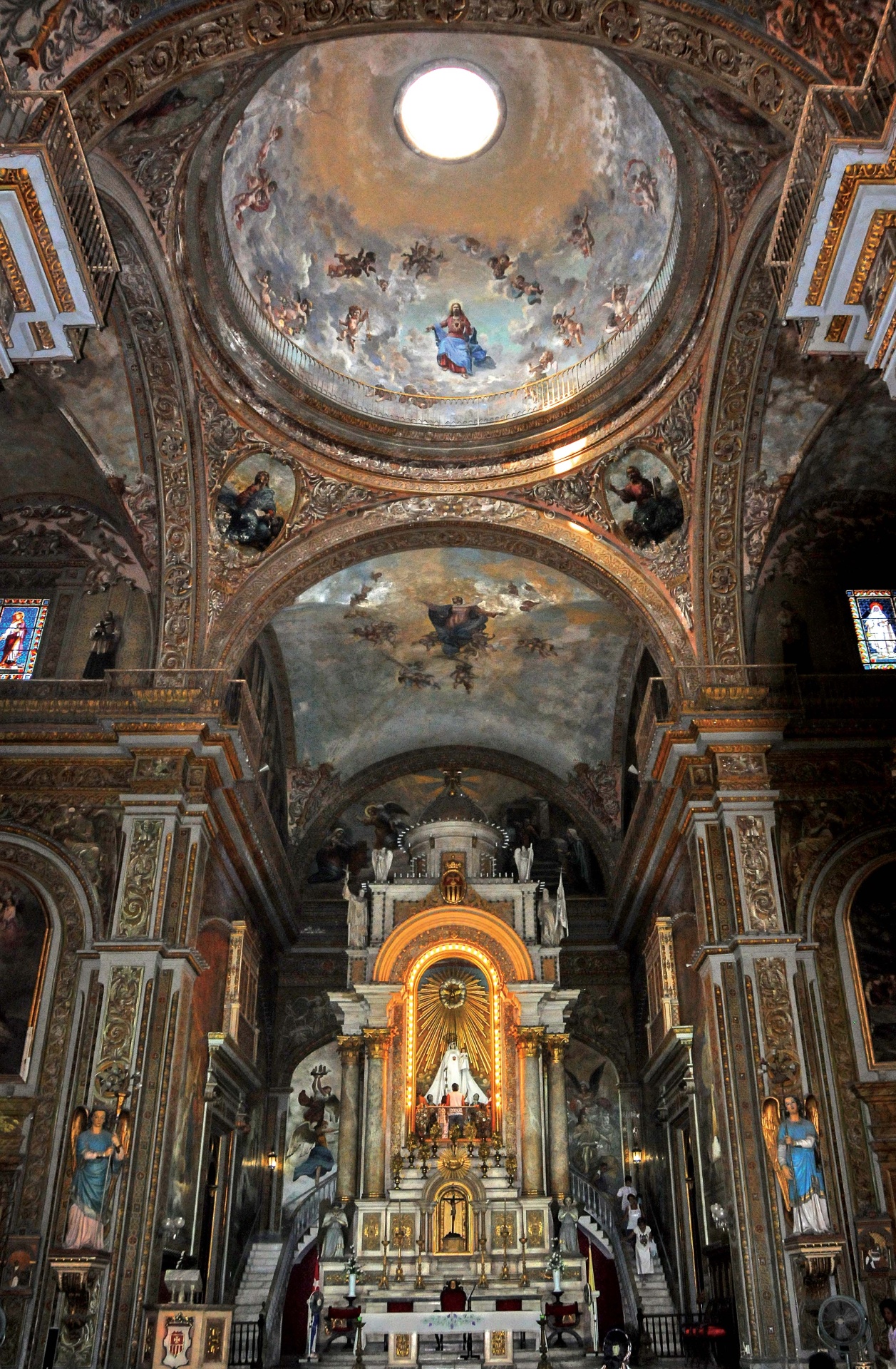 Interior religioso con cúpula y pintura mural