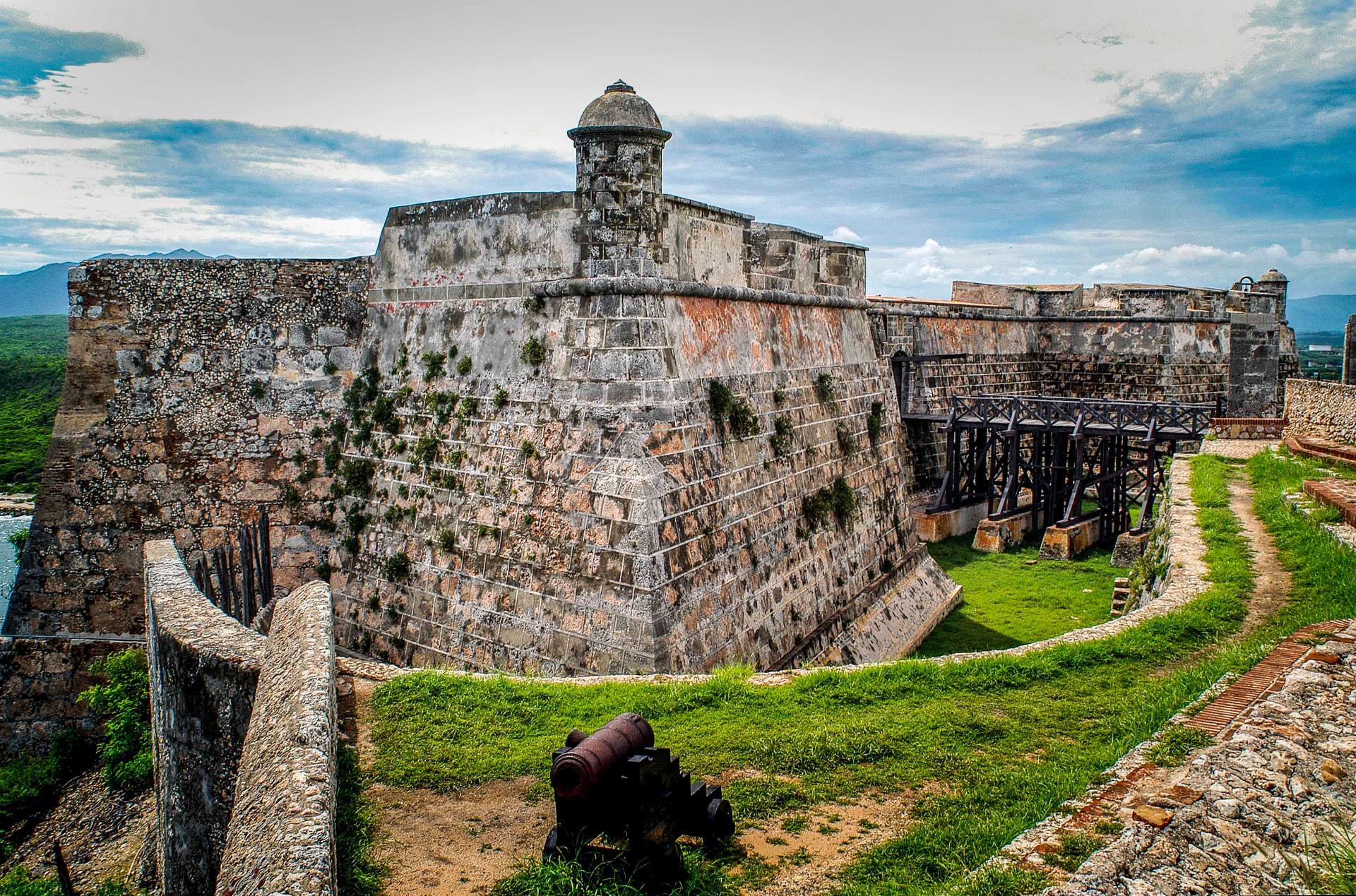 Fortaleza colonial del Caribe con foso y puente de madera