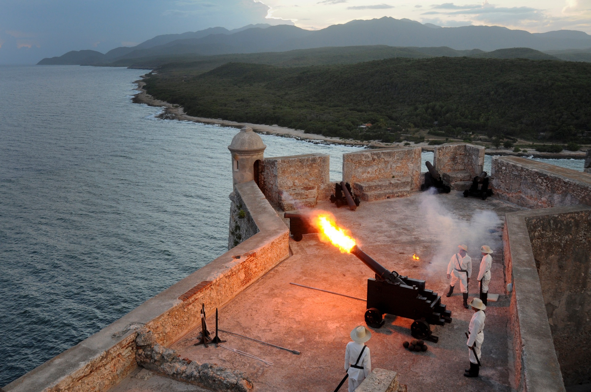 Fortificación costera del oriente cubano al atardecer