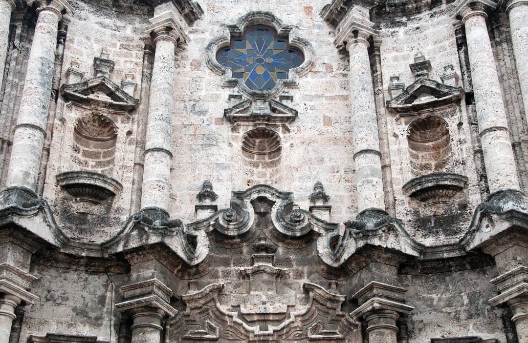 Detalle de la fachada barroca y el óculo polilobulado