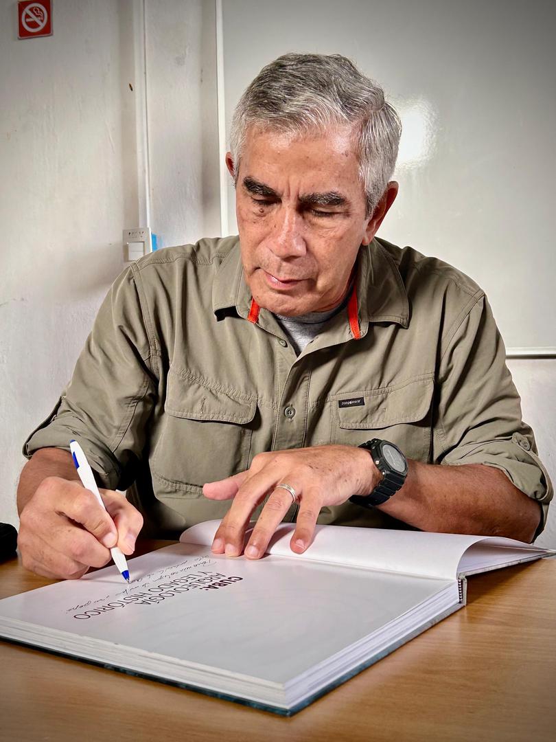 Julio Larramendi firmando un ejemplar de Cuba: Arqueología y legados históricos