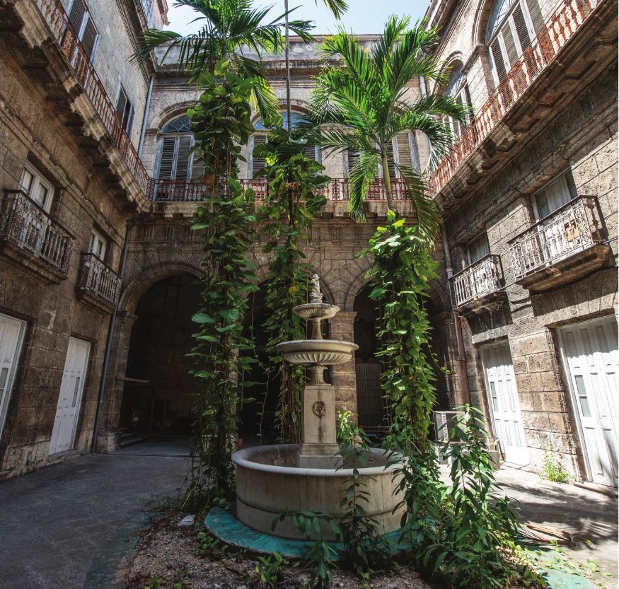 Patio interior del Palacio de Aldama con fuente central