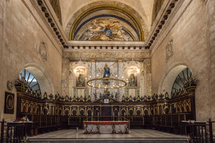 Interior: coro, presbiterio y bóveda pintada