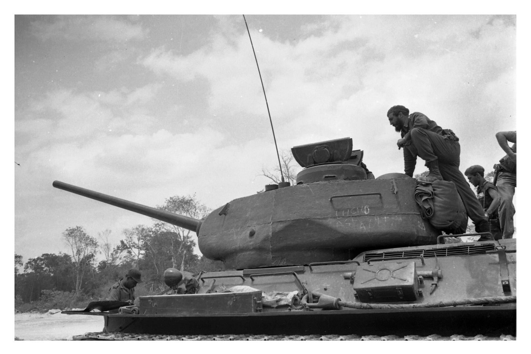 Combatientes sobre un tanque en Playa Girón