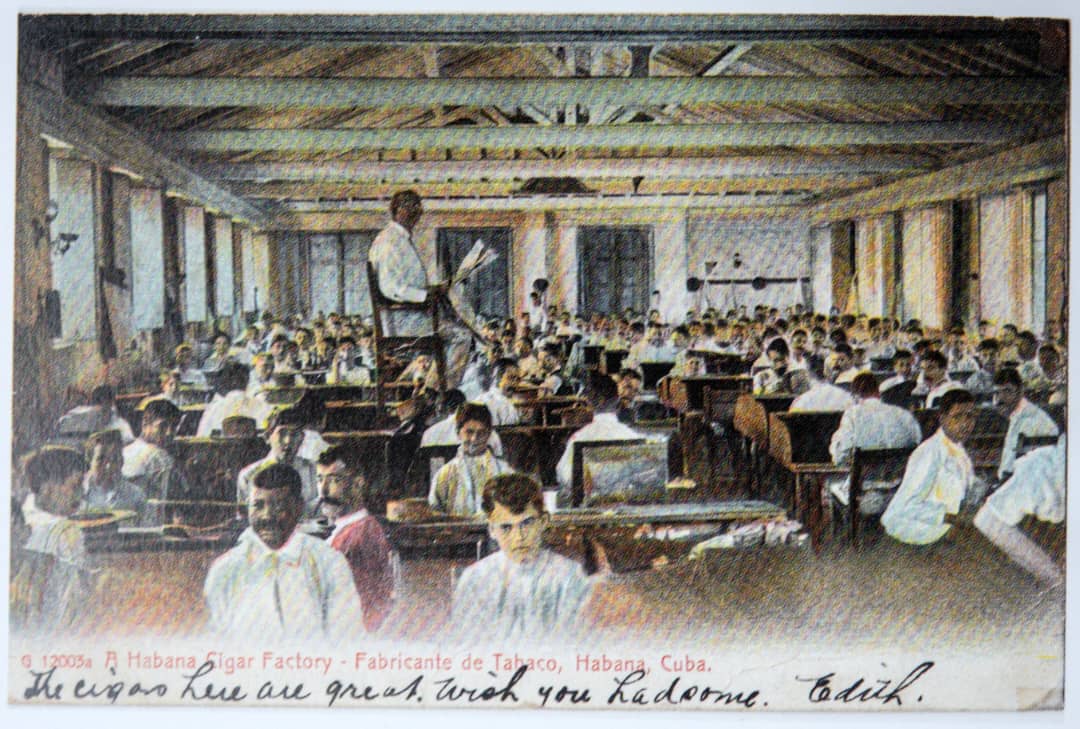 Postal histórica de un lector en una fábrica de tabacos