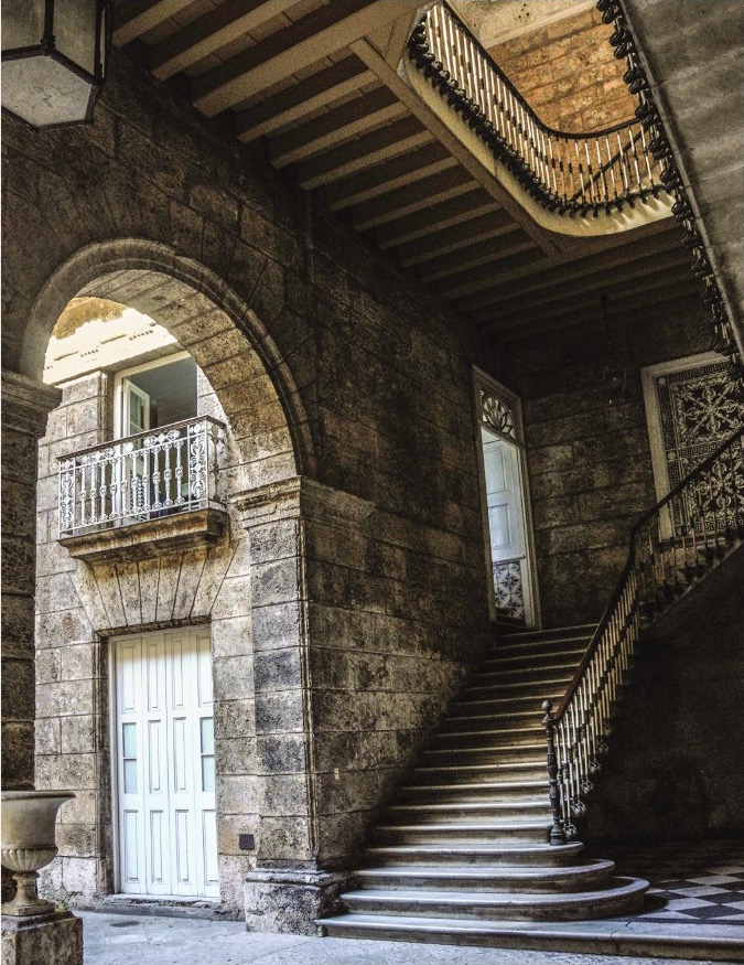 Escalera principal y arco monumental del Palacio de Aldama